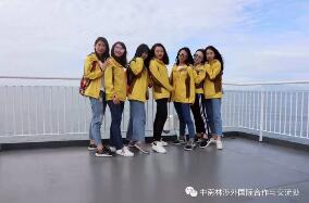 我们在维多利亚大学结业了 我们在维多利亚大学结业了