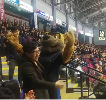 刺激!冰球场上的美加大战震撼上演!——The battle of ice world 刺激!冰球场上的美加大战震撼上演!——The battle of ice world