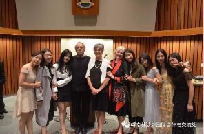 我们在维多利亚大学结业了 我们在维多利亚大学结业了