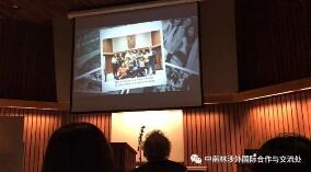 我们在维多利亚大学结业了 我们在维多利亚大学结业了