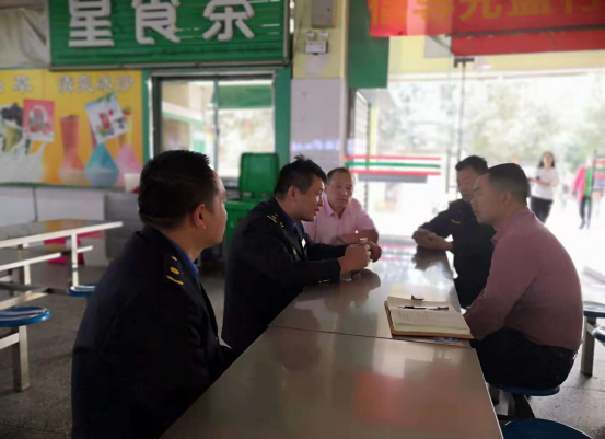 望城区城管局餐厨中队对我院食堂餐厨废弃物处理情况进行检查 望城区城管局餐厨中队对我院食堂餐厨废弃物处理情况进行检查