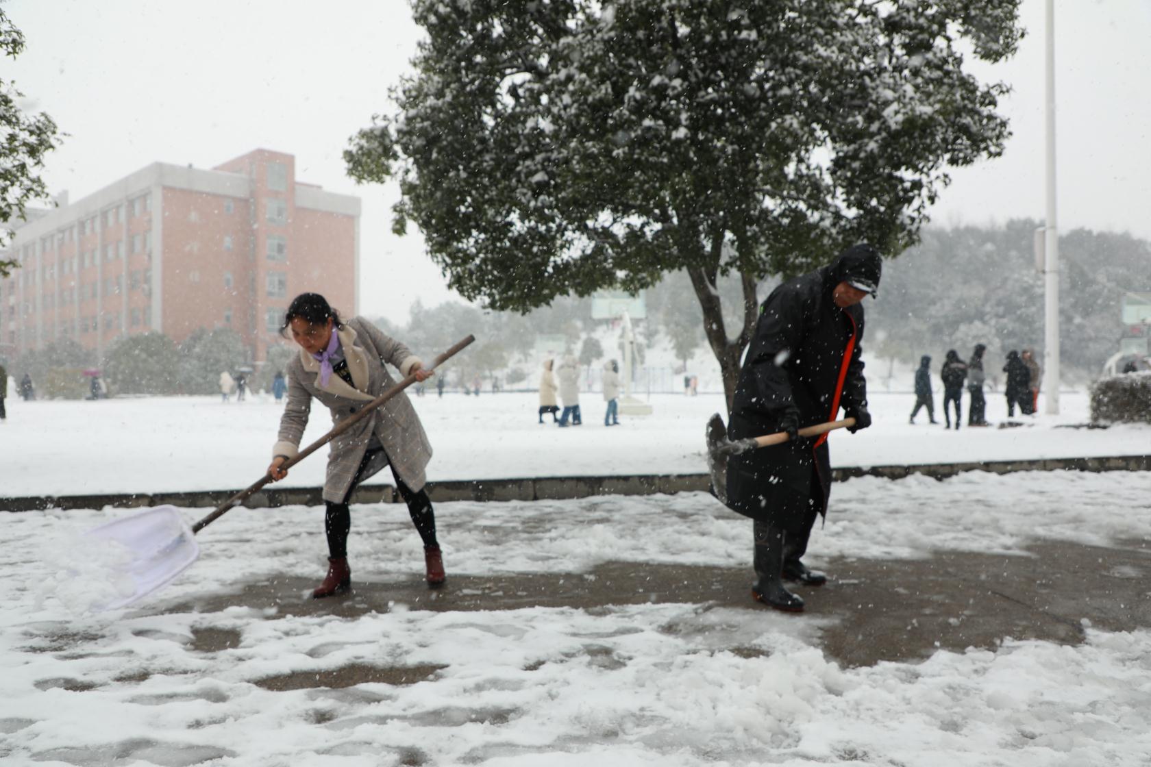 扫雪除冰保畅通 后勤保障在行动 扫雪除冰保畅通 后勤保障在行动