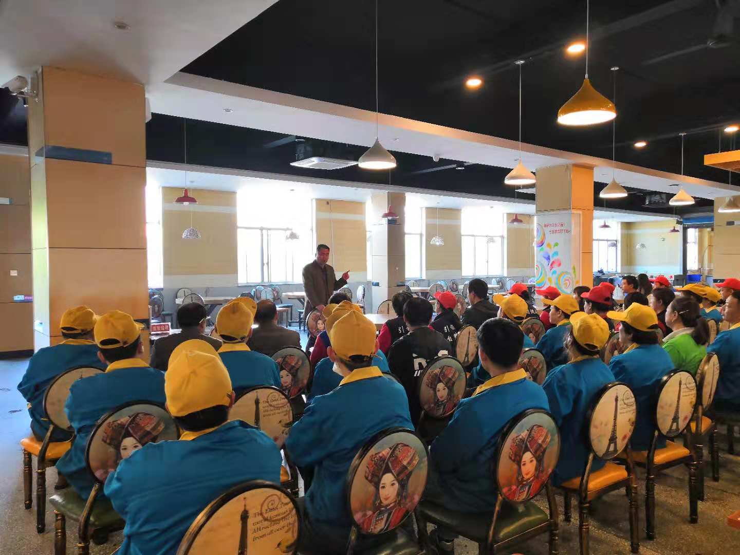 学院后勤处组织召开食堂从业人员食品安全知识培训会 学院后勤处组织召开食堂从业人员食品安全知识培训会