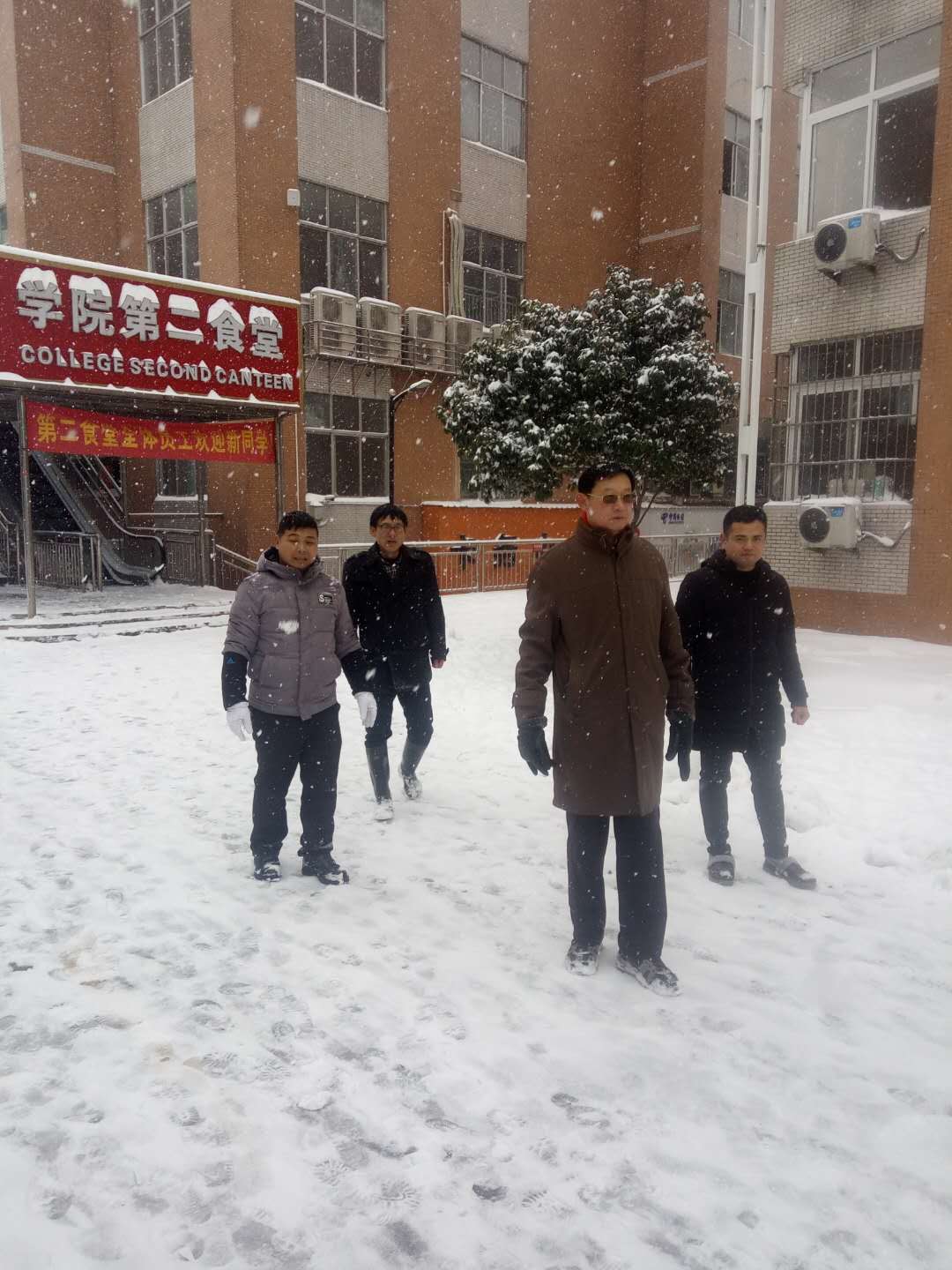扫雪除冰保畅通 后勤保障在行动 扫雪除冰保畅通 后勤保障在行动