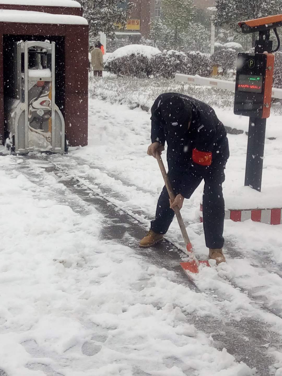 扫雪除冰保畅通 后勤保障在行动 扫雪除冰保畅通 后勤保障在行动