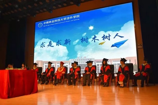 多家媒体聚焦我院2017届毕业典礼暨学位授予仪式 多家媒体聚焦我院2017届毕业典礼暨学位授予仪式