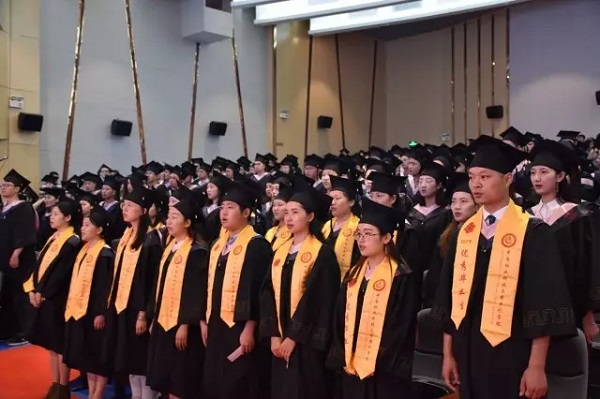 多家媒体聚焦我院2017届毕业典礼暨学位授予仪式 多家媒体聚焦我院2017届毕业典礼暨学位授予仪式