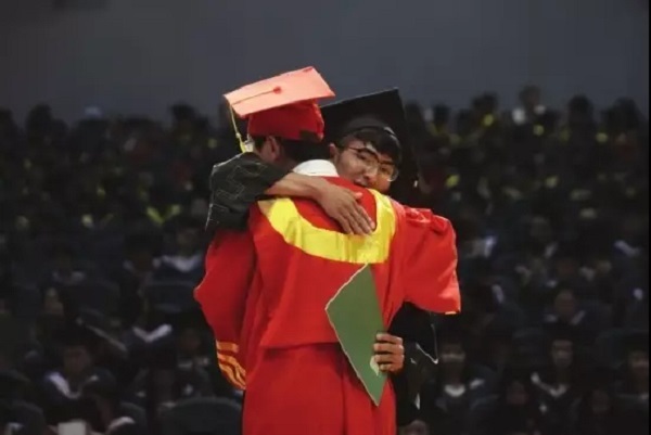 多家媒体聚焦我院2017届毕业典礼暨学位授予仪式 多家媒体聚焦我院2017届毕业典礼暨学位授予仪式