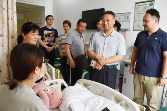 “王炜炜,我们等你康复归来” “王炜炜,我们等你康复归来”