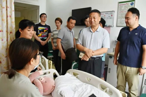 “王炜炜,我们等你康复归来” “王炜炜,我们等你康复归来”