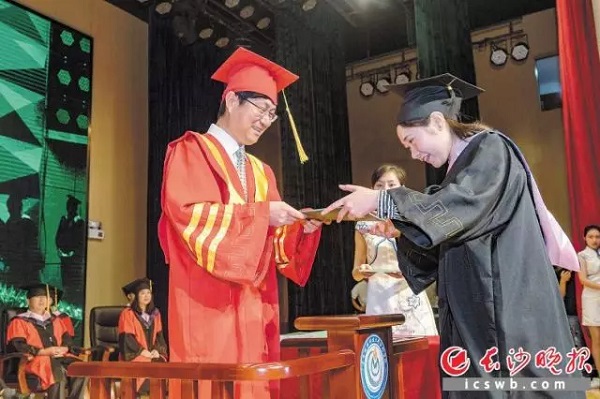 多家媒体聚焦我院2017届毕业典礼暨学位授予仪式 多家媒体聚焦我院2017届毕业典礼暨学位授予仪式