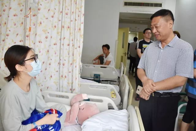 “王炜炜,我们等你康复归来” “王炜炜,我们等你康复归来”