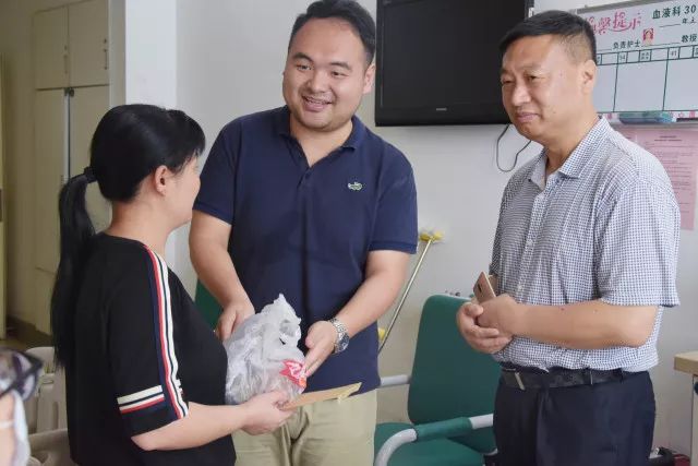 “王炜炜,我们等你康复归来” “王炜炜,我们等你康复归来”