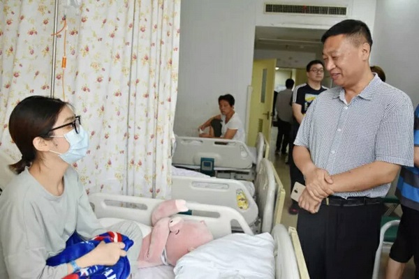 “王炜炜,我们等你康复归来” “王炜炜,我们等你康复归来”