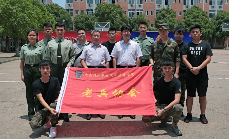 在校持笔写天下,入伍扛枪卫国家 在校持笔写天下,入伍扛枪卫国家