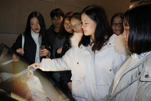 回顾党的历史 缅怀革命先烈 回顾党的历史 缅怀革命先烈