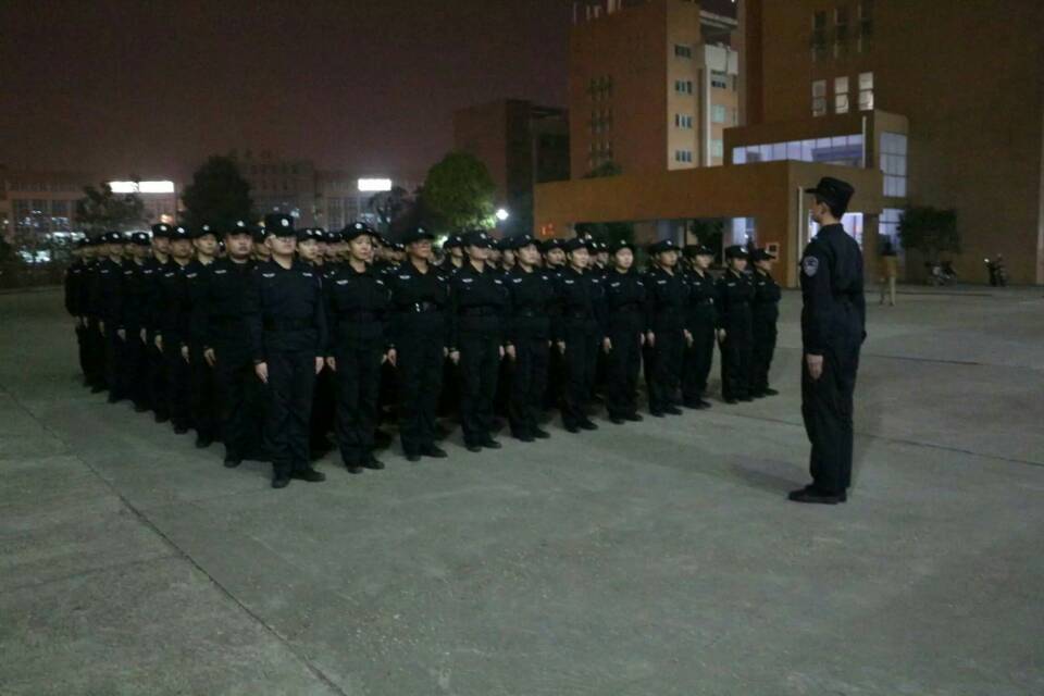 风里雨里一起走——我院校园文明督察队晚训特写 风里雨里一起走——我院校园文明督察队晚训特写