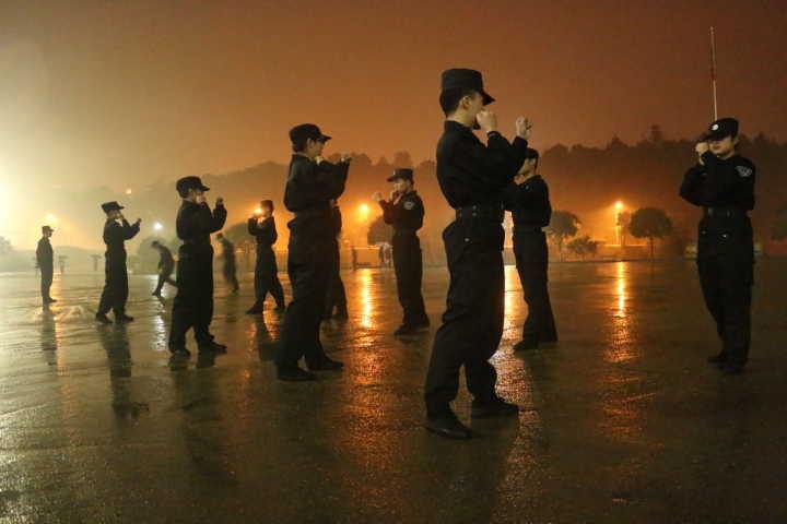 风里雨里一起走——我院校园文明督察队晚训特写 风里雨里一起走——我院校园文明督察队晚训特写