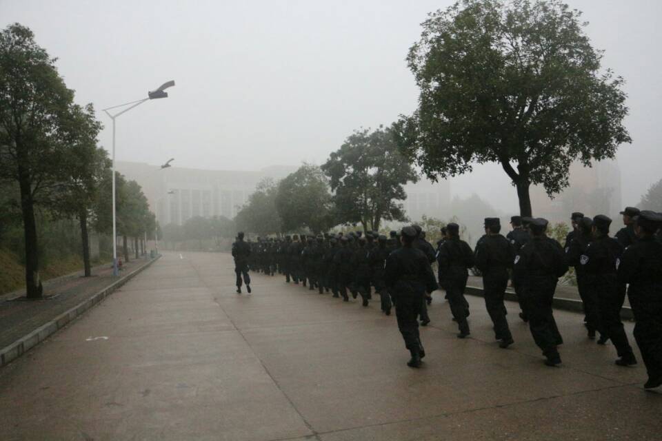风里雨里一起走——我院校园文明督察队晚训特写 风里雨里一起走——我院校园文明督察队晚训特写