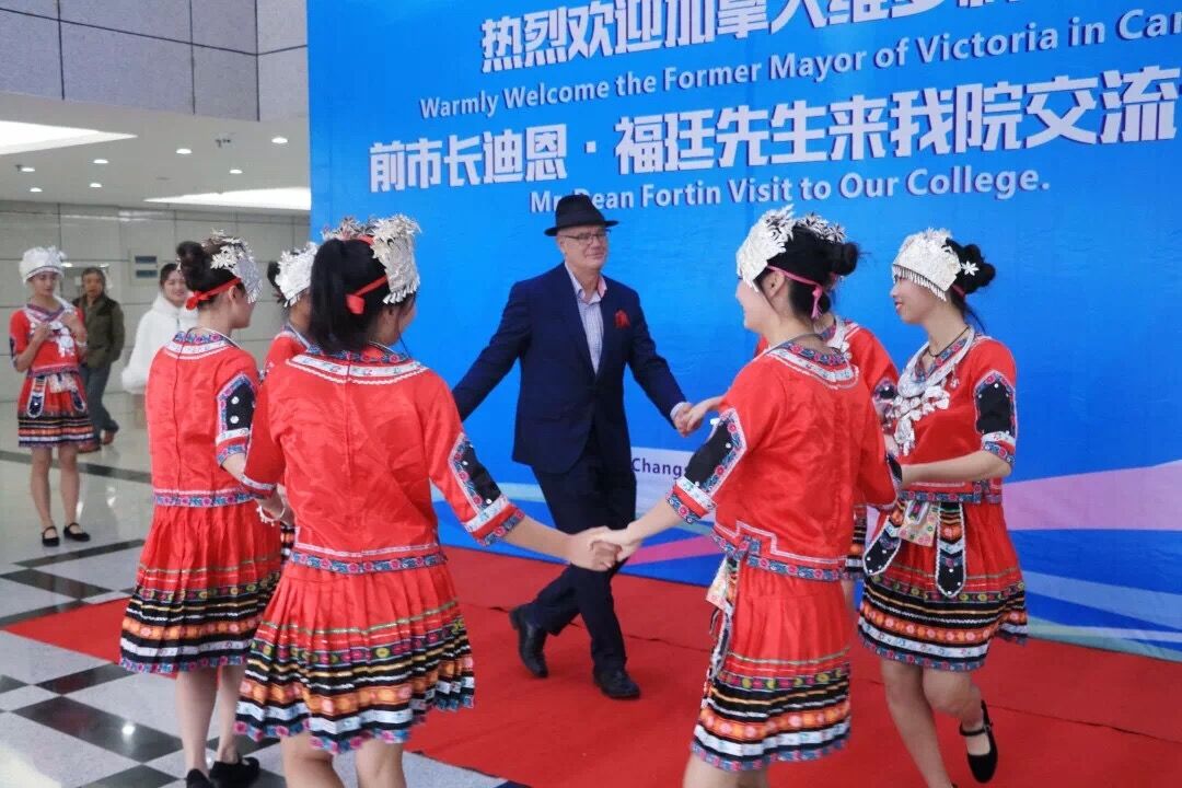 国际文化艺术节 | 迪恩·福廷先生莅临涉外学院参观交流 国际文化艺术节 | 迪恩·福廷先生莅临涉外学院参观交流