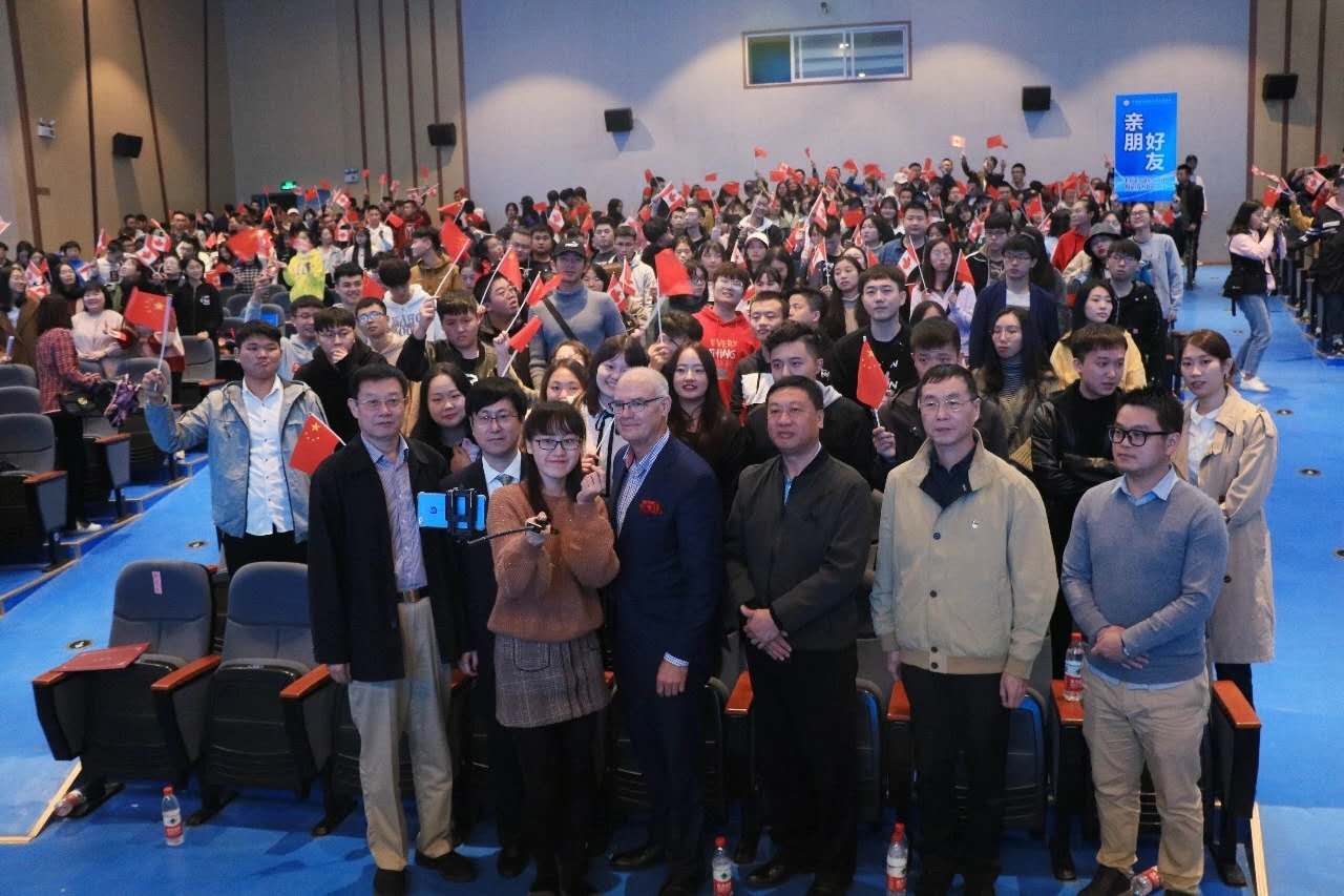 国际文化艺术节 | 迪恩•福廷讲领导力与青年的社会责任 国际文化艺术节 | 迪恩•福廷讲领导力与青年的社会责任