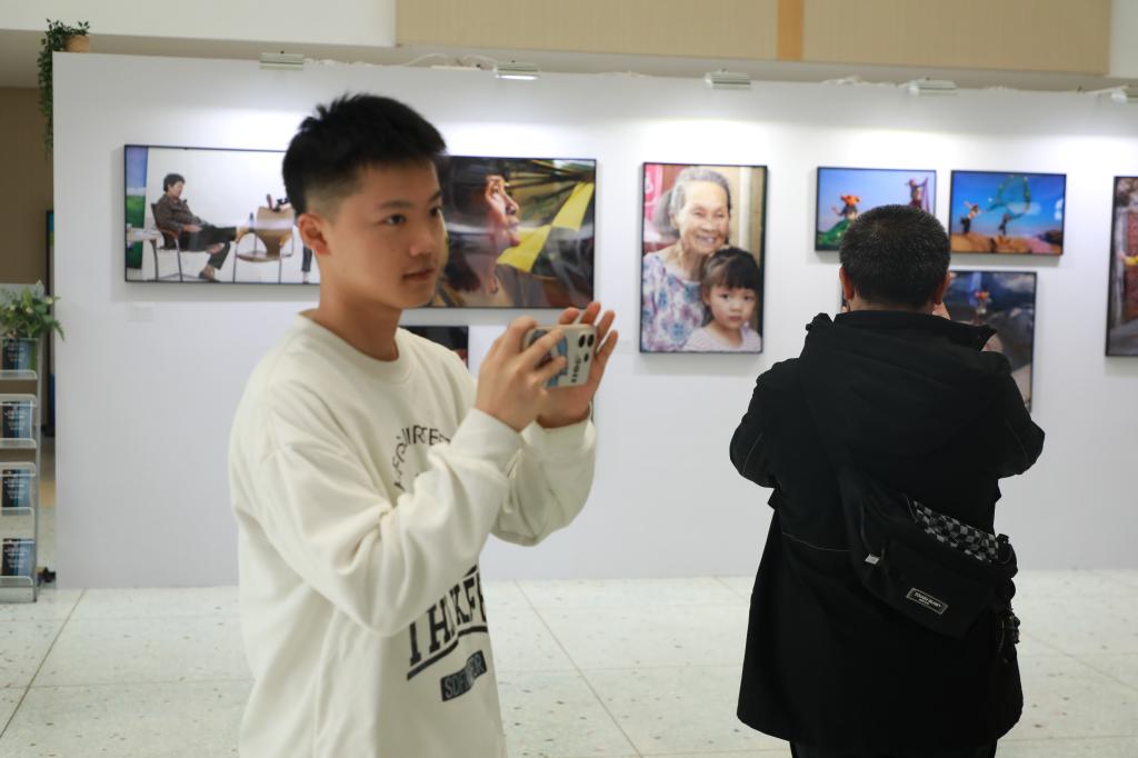 举办“感知女性力量”青年摄影优秀作品展