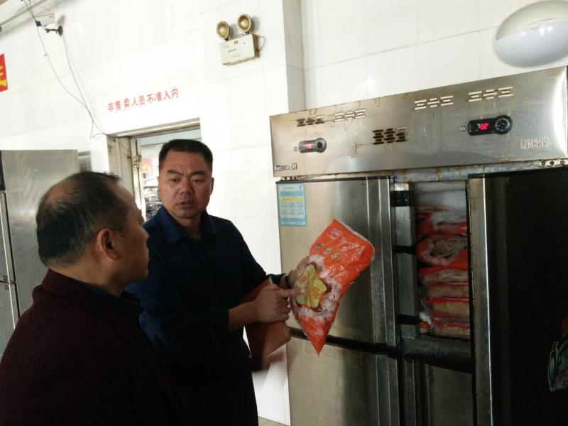 后勤处对学院食堂、商业楼食品卫生安全进行“地毯式”专项检查 后勤处对学院食堂、商业楼食品卫生安全进行“地毯式”专项检查