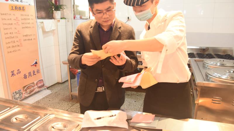 学院董事长带队检查我院食品安全工作 学院董事长带队检查我院食品安全工作