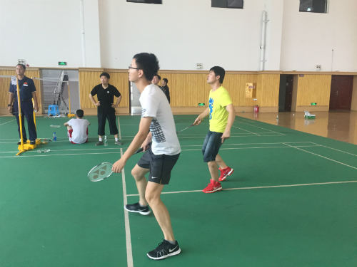 学工部代表队在学院教职工羽毛球比赛喜获团体第二名的佳绩 学工部代表队在学院教职工羽毛球比赛喜获团体第二名的佳绩