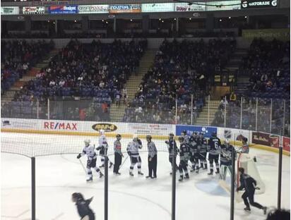 刺激!冰球场上的美加大战震撼上演!——The battle of ice world 刺激!冰球场上的美加大战震撼上演!——The battle of ice world