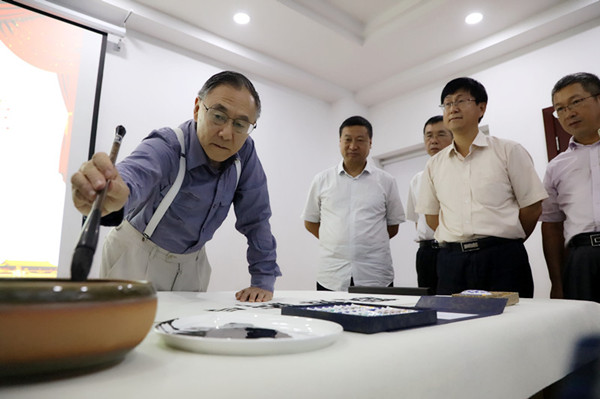 我校举行仪式欢迎加拿大著名华裔艺术家娄述泽教授来校讲学 我校举行仪式欢迎加拿大著名华裔艺术家娄述泽教授来校讲学