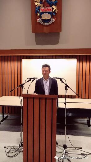 我们在维多利亚大学结业了 我们在维多利亚大学结业了