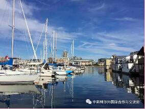 我们在维多利亚大学结业了 我们在维多利亚大学结业了