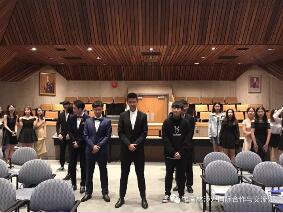 我们在维多利亚大学结业了 我们在维多利亚大学结业了