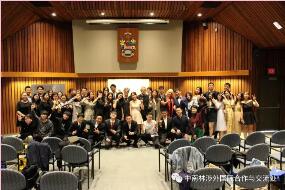 我们在维多利亚大学结业了 我们在维多利亚大学结业了