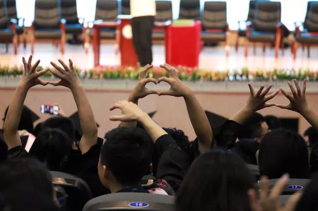 青春不散场,未来在前方丨2018届毕业典礼暨学位授予仪式图集 青春不散场,未来在前方丨2018届毕业典礼暨学位授予仪式图集