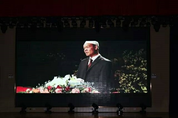 无手老师,一样可以铸就三千桃李 无手老师,一样可以铸就三千桃李