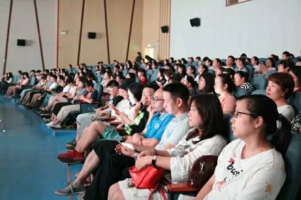 无手老师,一样可以铸就三千桃李 无手老师,一样可以铸就三千桃李