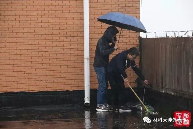 我院团委实践部联合青年志愿者协会开展“学雷锋,在行动”活动 我院团委实践部联合青年志愿者协会开展“学雷锋,在行动”活动