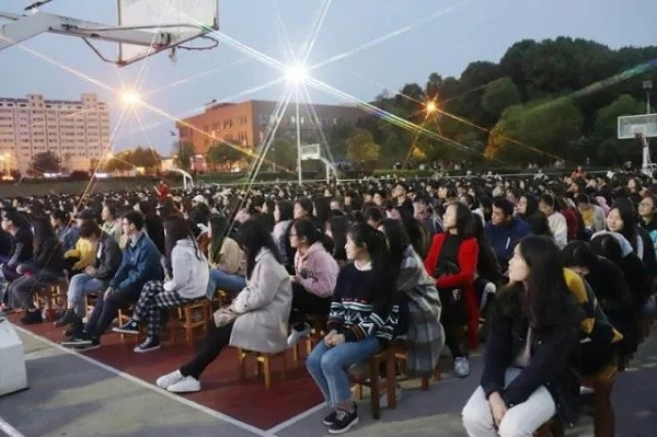 放飞梦想,彼岸扬帆丨新东方“梦想之旅”大型公益讲座在我院举行 放飞梦想,彼岸扬帆丨新东方“梦想之旅”大型公益讲座在我院举行