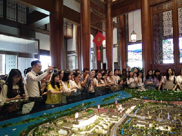 我院旅游管理专业师生赴长沙新华联铜官窑古镇实地调研 我院旅游管理专业师生赴长沙新华联铜官窑古镇实地调研