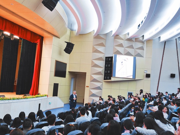 国际酒店人成长之我见∣厦门喜来登总经理Douglas应邀来我院讲座 国际酒店人成长之我见∣厦门喜来登总经理Douglas应邀来我院讲座