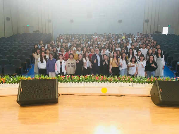 国际酒店人成长之我见∣厦门喜来登总经理Douglas应邀来我院讲座 国际酒店人成长之我见∣厦门喜来登总经理Douglas应邀来我院讲座