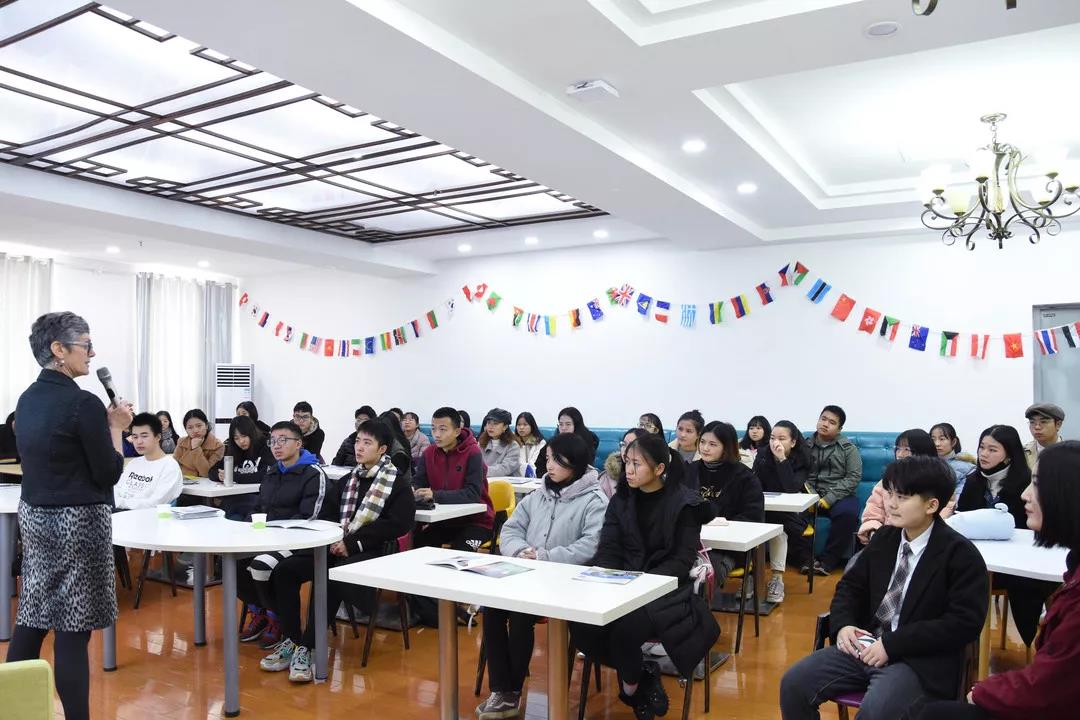 加拿大维多利亚大学教授走进中南林涉外,零距离与师生对话 加拿大维多利亚大学教授走进中南林涉外,零距离与师生对话