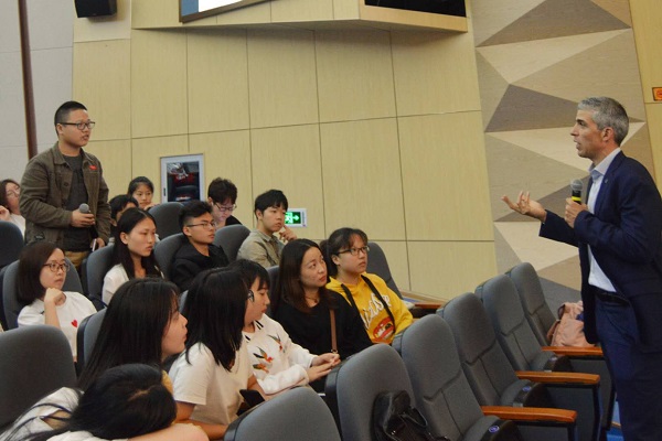 国际酒店人成长之我见∣厦门喜来登总经理Douglas应邀来我院讲座 国际酒店人成长之我见∣厦门喜来登总经理Douglas应邀来我院讲座