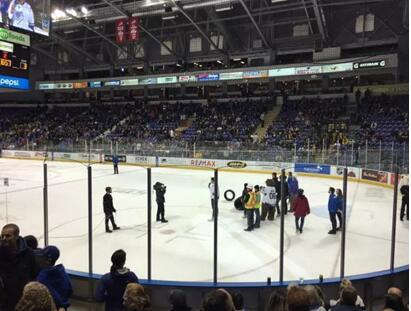 刺激!冰球场上的美加大战震撼上演!——The battle of ice world 刺激!冰球场上的美加大战震撼上演!——The battle of ice world