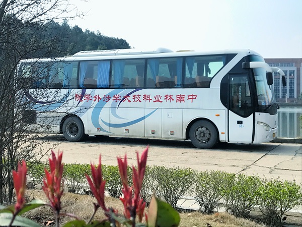 【校园观察】原来,你是这样的“校车” 【校园观察】原来,你是这样的“校车”