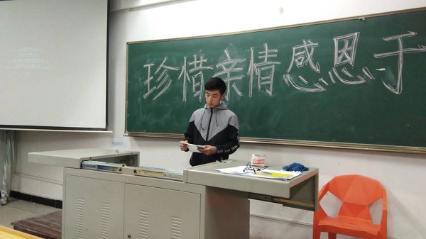 震惊!晚自习时间大一全体学生竟在教室做这种事!