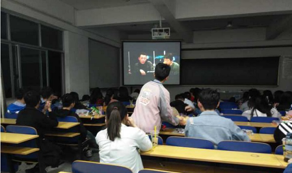 震惊!晚自习时间大一全体学生竟在教室做这种事!