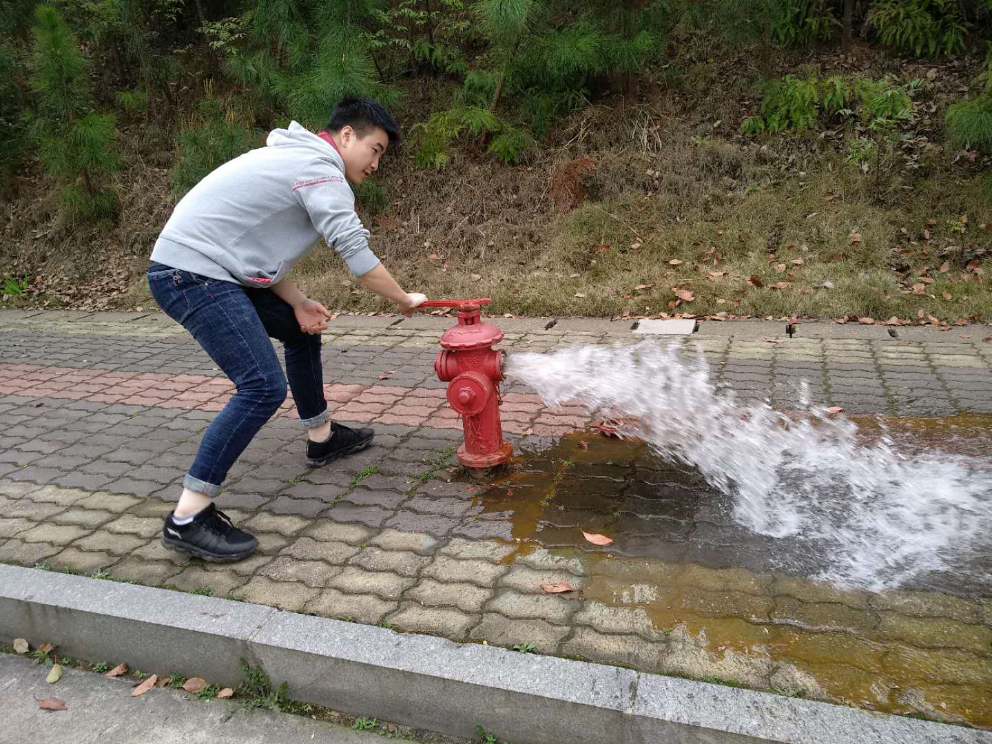 保卫处检查室外消防栓供水情况